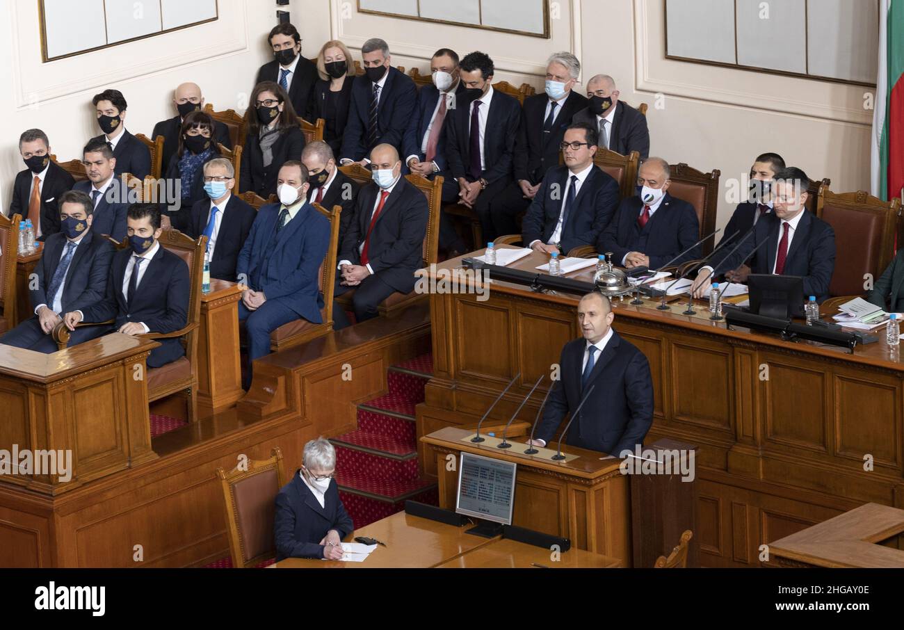 (220119) -- SOFIA, 19. Januar 2022 (Xinhua) -- der bulgarische Präsident Rumen Radev (R, Front) wendet sich an das Volk und die Nationalversammlung, nachdem er am 19. Januar 2022 in Sofia, Bulgarien, den Eid für seine zweite Amtszeit als Präsident abgelegt hatte. Radev forderte am Mittwoch in einer Ansprache an das Volk und die Nationalversammlung Anstrengungen zur Bekämpfung von Korruption und demografischem Rückgang. (Pressestelle des Präsidenten von Bulgarien/Handout über Xinhua) Stockfoto