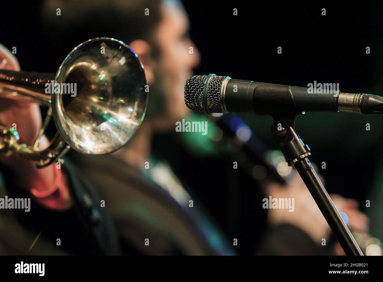 Hintergrund mit Musikinstrumenten, die das dzhasovy-Orchester als Hintergrund für jedes Werbeprojekt illustrieren Stockfoto