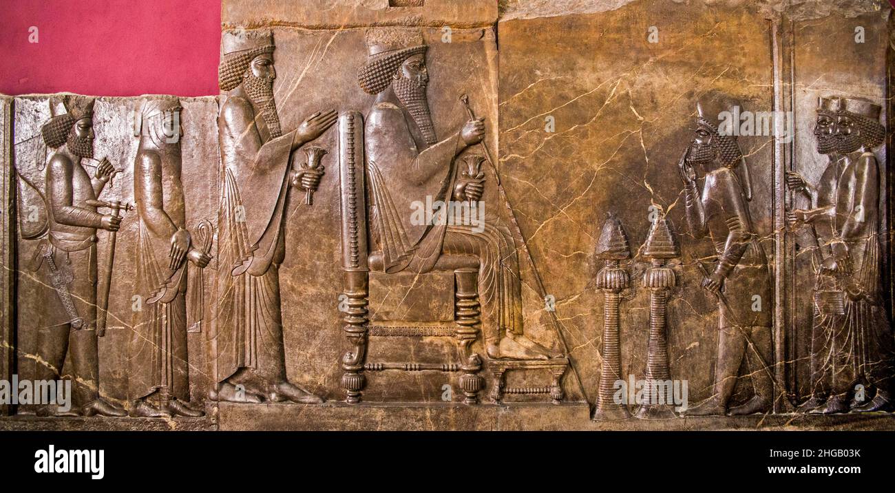 Thronrelief (Schatzkammer-Relief) von Darius I. der Großen Persepolis (Pars), Achämeniden (559-330 v. Chr.), Nationalmuseum, Teheran, Teheran, Iran Stockfoto Thronrelief (Schatzkammer-Relief) von Darius I. der Großen Persepolis (Pars), Achämeniden (559-330 v. Chr.), Nationalmuseum, Teheran, Teheran, Iran Stockfoto