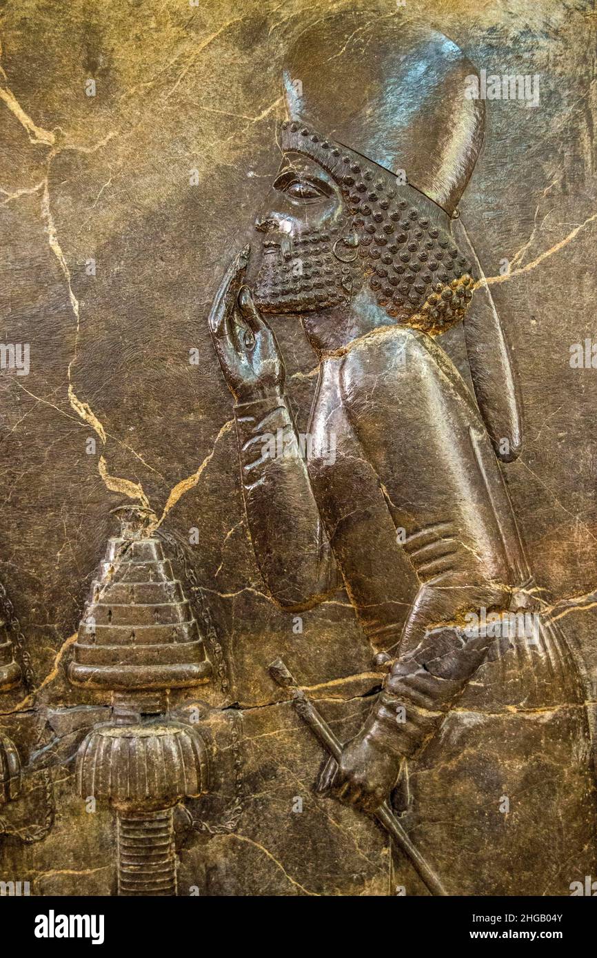 Gerichtsmarschall Farnaka, Thronhilfe (Finanzhilfe) von Darius I. der Großen Persepolis (Pars), Achämeniden (559-330 v. Chr.), Nationalmuseum, Teheran Stockfoto Gerichtsmarschall Farnaka, Thronhilfe (Finanzhilfe) von Darius I. der Großen Persepolis (Pars), Achämeniden (559-330 v. Chr.), Nationalmuseum, Teheran Stockfoto