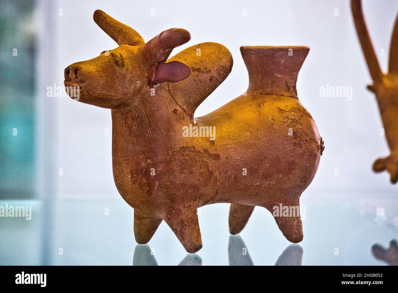 Rhyton in Form eines Ochsen aus Keramik, Rashi (Gilan), Parthians (300 v. Chr. -224 n. Chr.), Nationalmuseum, Teheran, Teheran, Iran Stockfoto