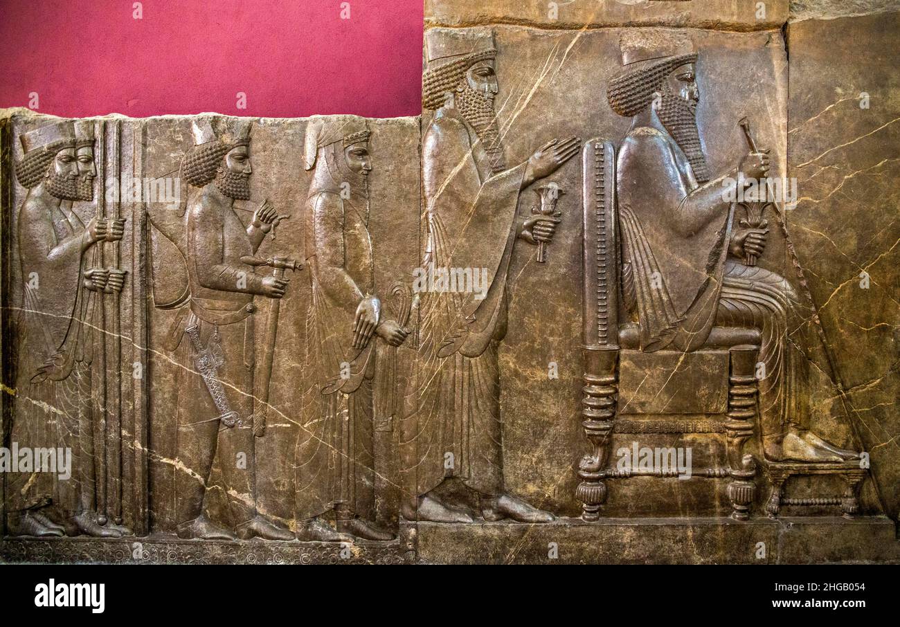 Thronrelief (Schatzkammer-Relief) von Darius I. der Großen Persepolis (Pars), Achämeniden (559-330 v. Chr.), Nationalmuseum, Teheran, Teheran, Iran Stockfoto Thronrelief (Schatzkammer-Relief) von Darius I. der Großen Persepolis (Pars), Achämeniden (559-330 v. Chr.), Nationalmuseum, Teheran, Teheran, Iran Stockfoto