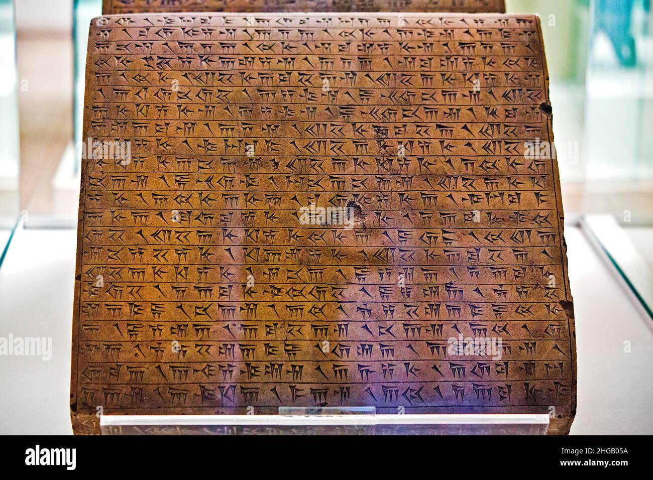 Steintafel mit alter persischer Inschrift von König Xerxes I. dem Großen Persien, ca. 486-465 v. Chr. Nationalmuseum, Teheran, Teheran, Iran Stockfoto Steintafel mit alter persischer Inschrift von König Xerxes I. dem Großen Persien, ca. 486-465 v. Chr. Nationalmuseum, Teheran, Teheran, Iran Stockfoto