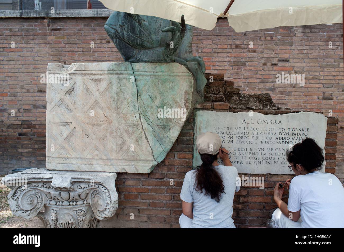 Rom, Italien 14/07/2011: Restaurierung der Gedenktafel an der Statue von Trilussa ©Andrea Sabbadini Stockfoto