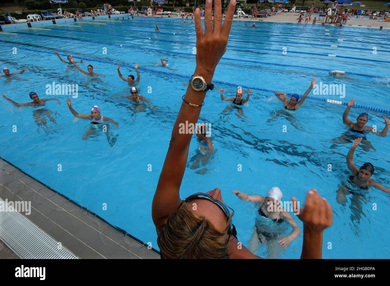 Empoli, Italien 22/06/2005: Städtisches Schwimmbad, Wassergymnastik. ©Andrea Sabbadini Stockfoto