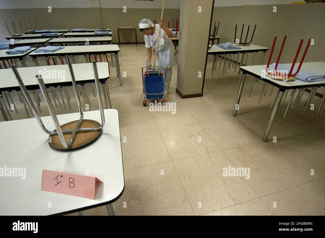 Verona, Italien 14/10/2005: Isotta Nogarola' Elementary School, temporäre Cafeteria-Mitarbeiter. ©Andrea Sabbadini Stockfoto