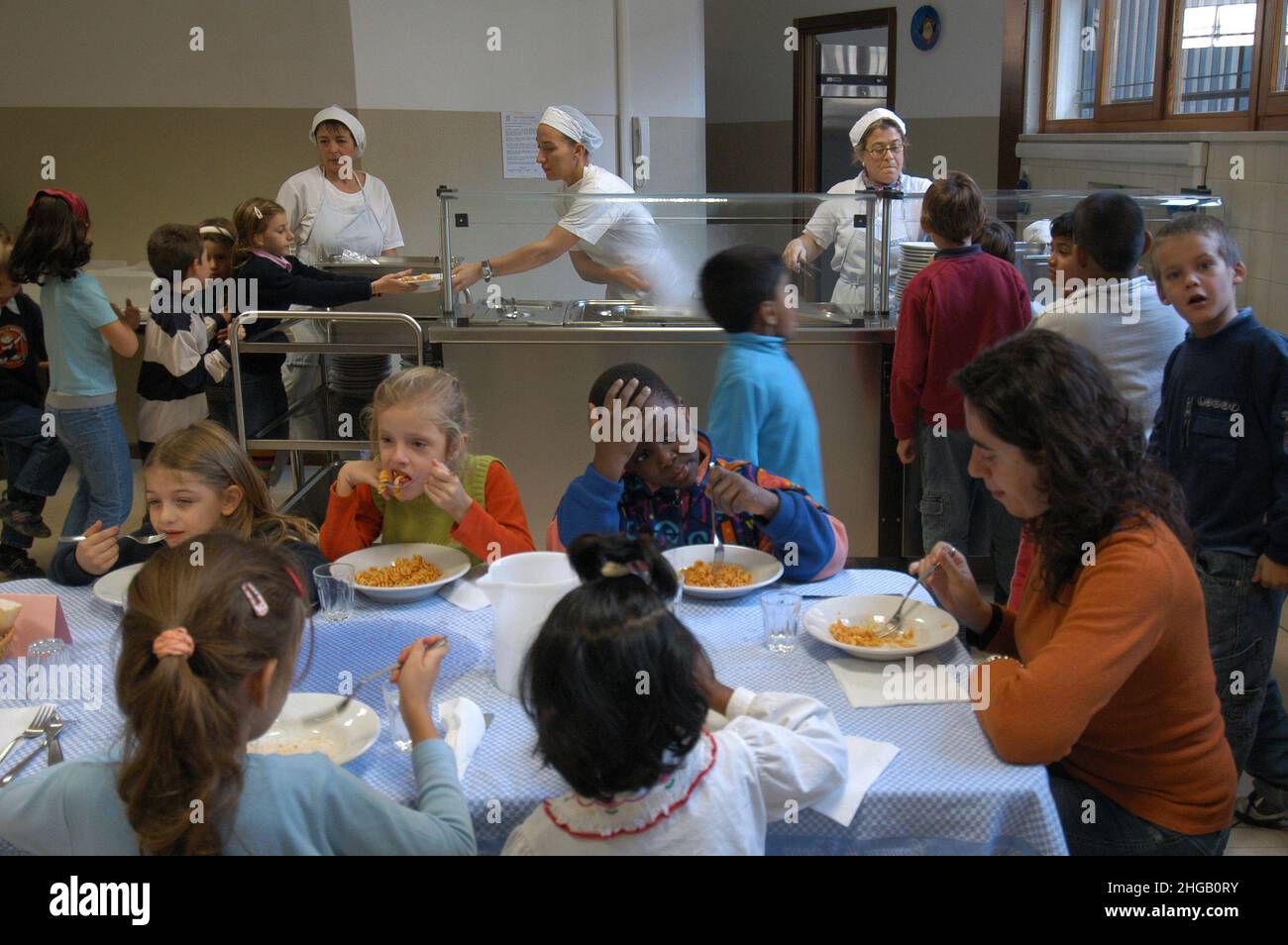 Verona, Italien 14/10/2005: Isotta Nogarola' Elementary School, temporäre Cafeteria-Mitarbeiter. ©Andrea Sabbadini Stockfoto