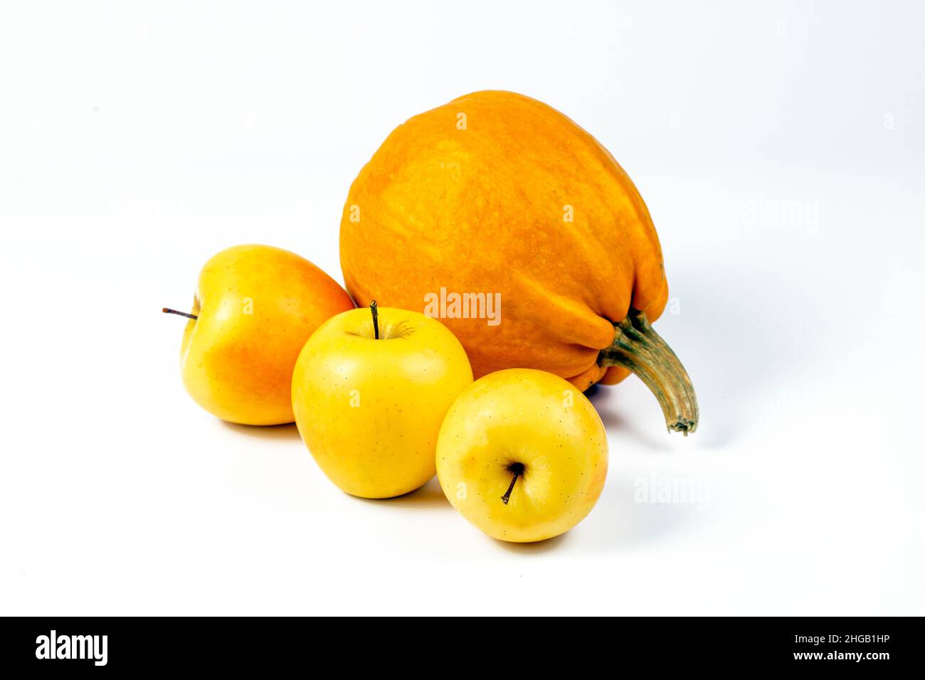 Kürbis und gelbe Äpfel isoliert auf weißem Hintergrund. Teil des Sets. Stockfoto