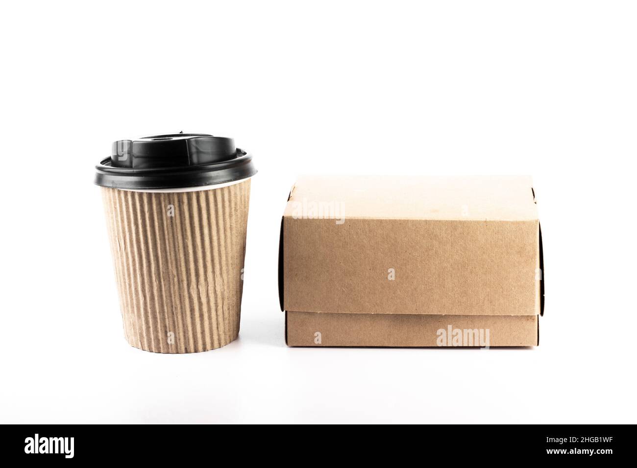 Kaffeetasse aus Kraftpapier und Mahlzeitdose auf weißem Hintergrund isoliert. Konzept der „Take Away“-Lieferung. Teil des Sets. Stockfoto
