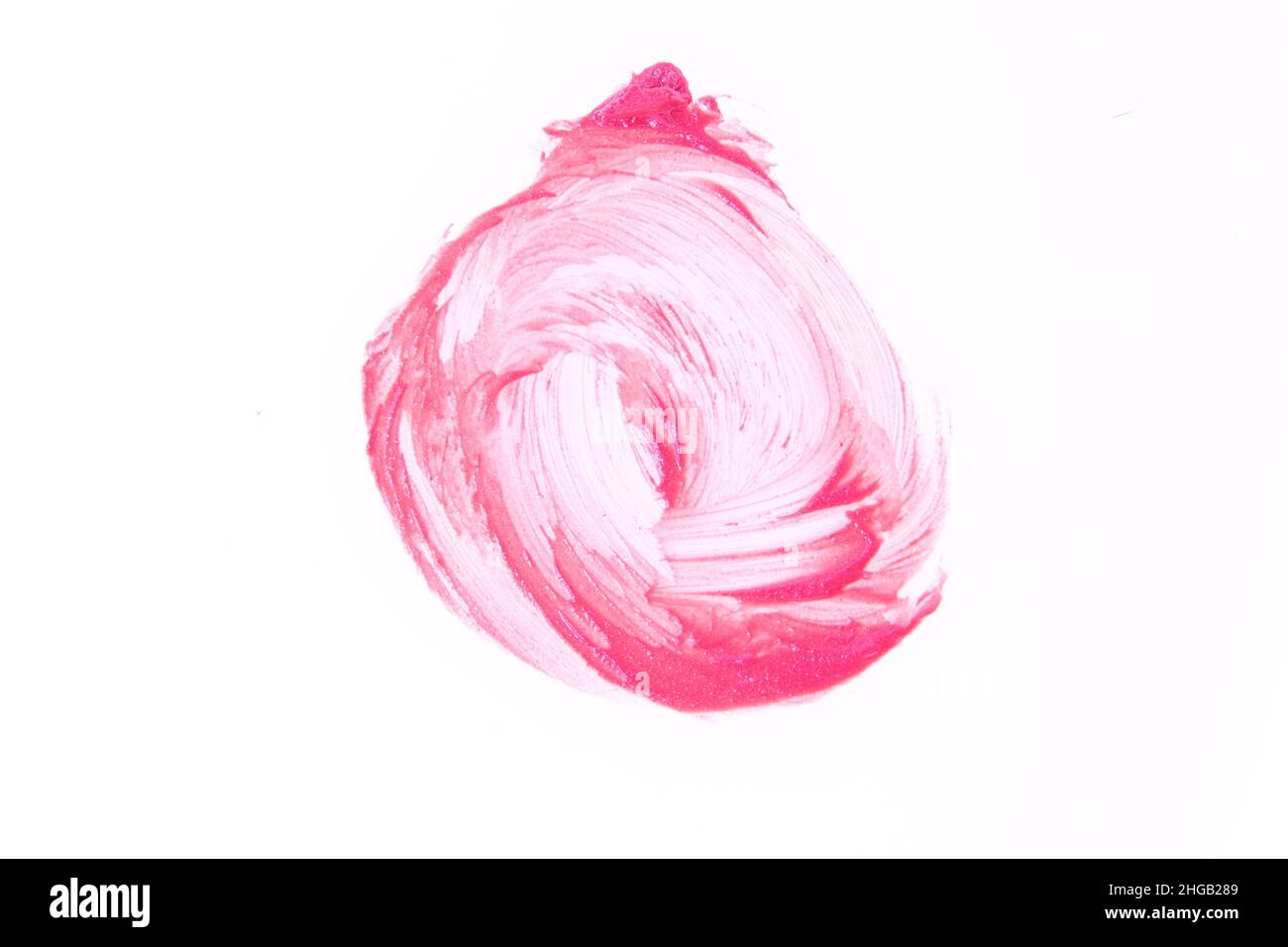 Nahaufnahme eines Abstrich der Lippenstift-Textur. Die rosa Farbe wird auf einem isolierten weißen Hintergrund hervorgehoben. Ein Element für die Gestaltung kosmetischer Kosmetik. Hochwertige Fotos Stockfoto