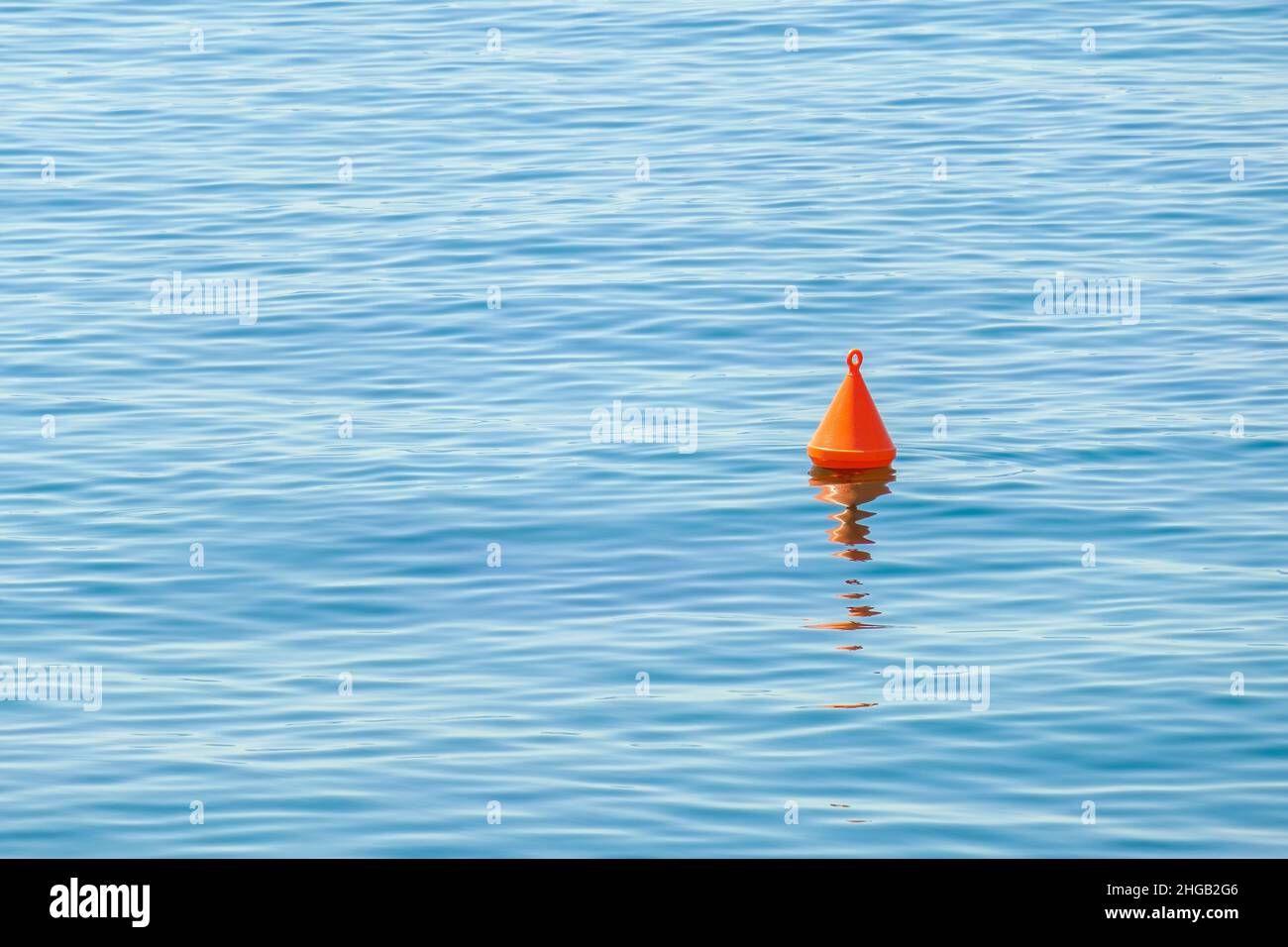 Rote Boje schwimmt auf der Oberfläche des blauen Wassers im Meer. Stockfoto
