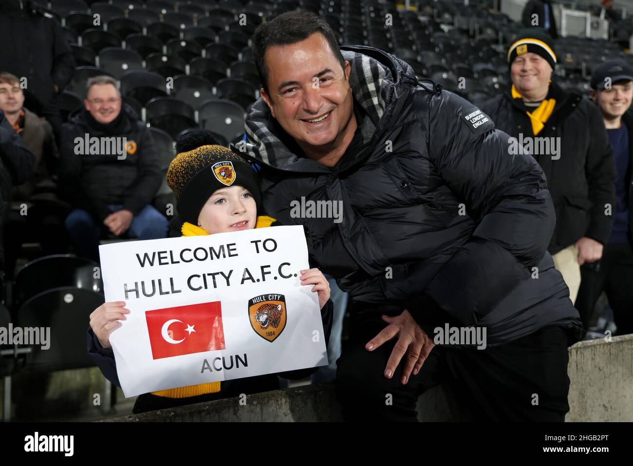 Der Besitzer von New Hull City, Acun Ilicali, posiert mit einem jungen Fan,  der vor dem Sky Bet Championship-Spiel im MKM Stadium, Kingston upon Hull,  ein Willkommensschild hält. Bilddatum: Mittwoch, 19. Januar