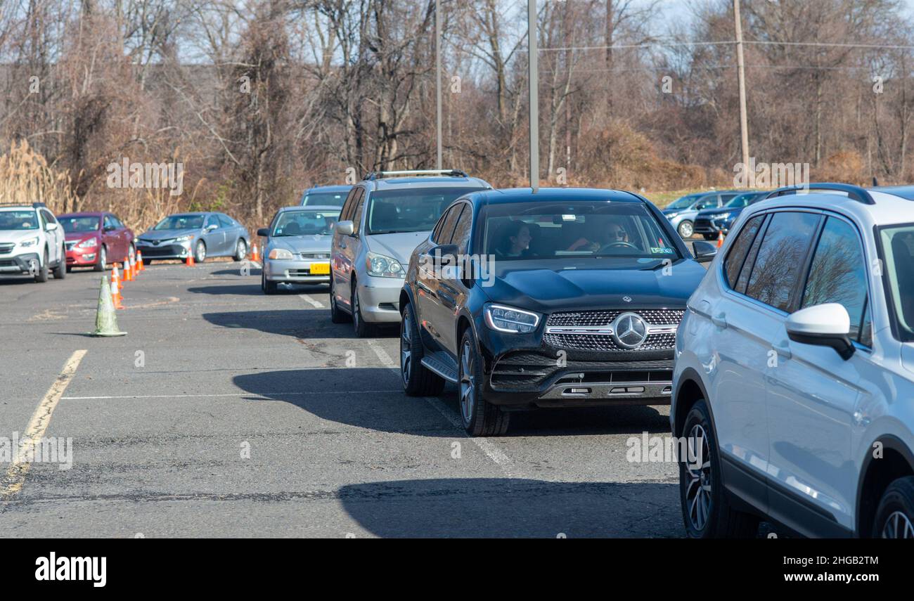 Langhorne, Usa. 19th Januar 2022. Hunderte von Einwohnern von Bucks County warteten auf einer schnellen Fahrt durch die Schlange auf dem Parkplatz, um am Mittwoch, den 19. Januar 2022, am Sesame Place in Langhorne, Pennsylvania, kostenlose COVID-19 Rapid-Testkits zu erhalten. Es wurde erwartet, dass die Notfallverwaltungsbehörde und das Gesundheitsministerium des Bezirks in den nächsten Wochen von 10 bis 6 Uhr jeden Verteilungstag 300.000 Testkits ausliefern werden, solange der Vorrat reicht. Kredit: William Thomas Cain/Alamy Live Nachrichten Stockfoto