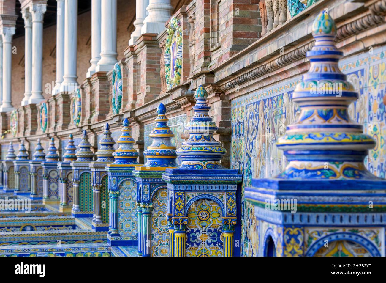 Dekorierte Keramik vom spanischen Platz in Sevilla, Spanien - selektiver Fokus Stockfoto