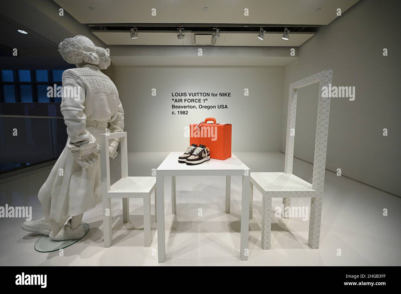 New York, USA. 19th Januar 2022. Vorschau auf ein Paar Sneakers von Louis Vuitton und Nike „Air Force 1“ von Virgil Abloh, die am 19. Januar 2022 in Sotheby's Fine Arts Company in New York, NY, ausgestellt werden. 200 Paare werden ab dem 26. Januar online versteigert und kommen dem Virgil Abloh „Post-Modern“ Scholarship Fund zugute. (Foto von Anthony Behar/Sipa USA) Quelle: SIPA USA/Alamy Live News Stockfoto