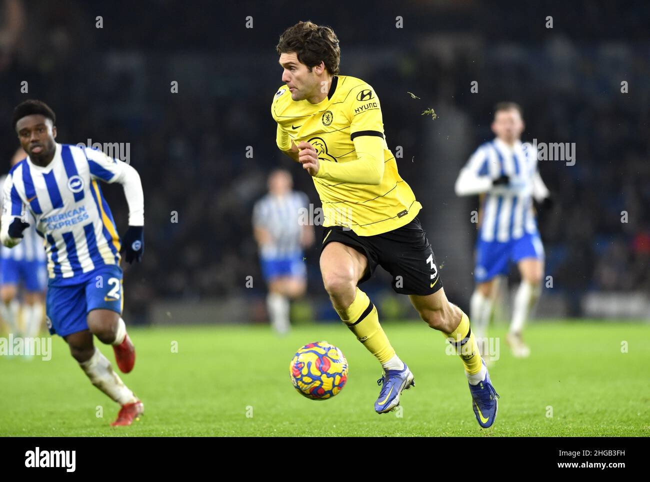 Marcos Allonso aus Chelsea beim Premier League-Spiel zwischen Brighton & Hove Albion und Chelsea im Amex Stadium, Brighton, Großbritannien - 18th. Januar 2022 - nur für redaktionelle Verwendung. Keine Verkaufsförderung. Für Football-Bilder gelten Einschränkungen für FA und Premier League. Keine Nutzung des Internets/Handys ohne FAPL-Lizenz - für Details wenden Sie sich an Football Dataco Stockfoto