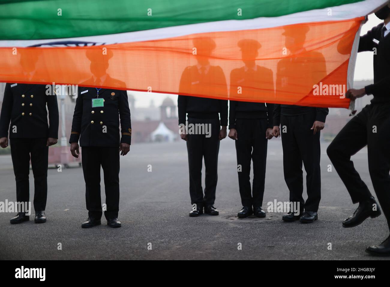 Neu Delhi, Neu Delhi, Indien. 19th Januar 2022. Indische Soldaten bereiten sich darauf vor, die Nationalflagge während einer Probe für die Zeremonie des „Beating Retreat“ zum 75th. Jahrestag des indischen Unabhängigkeitstages zu falten. (Bild: © Karma Sonam Bhutia/ZUMA Press Wire) Stockfoto