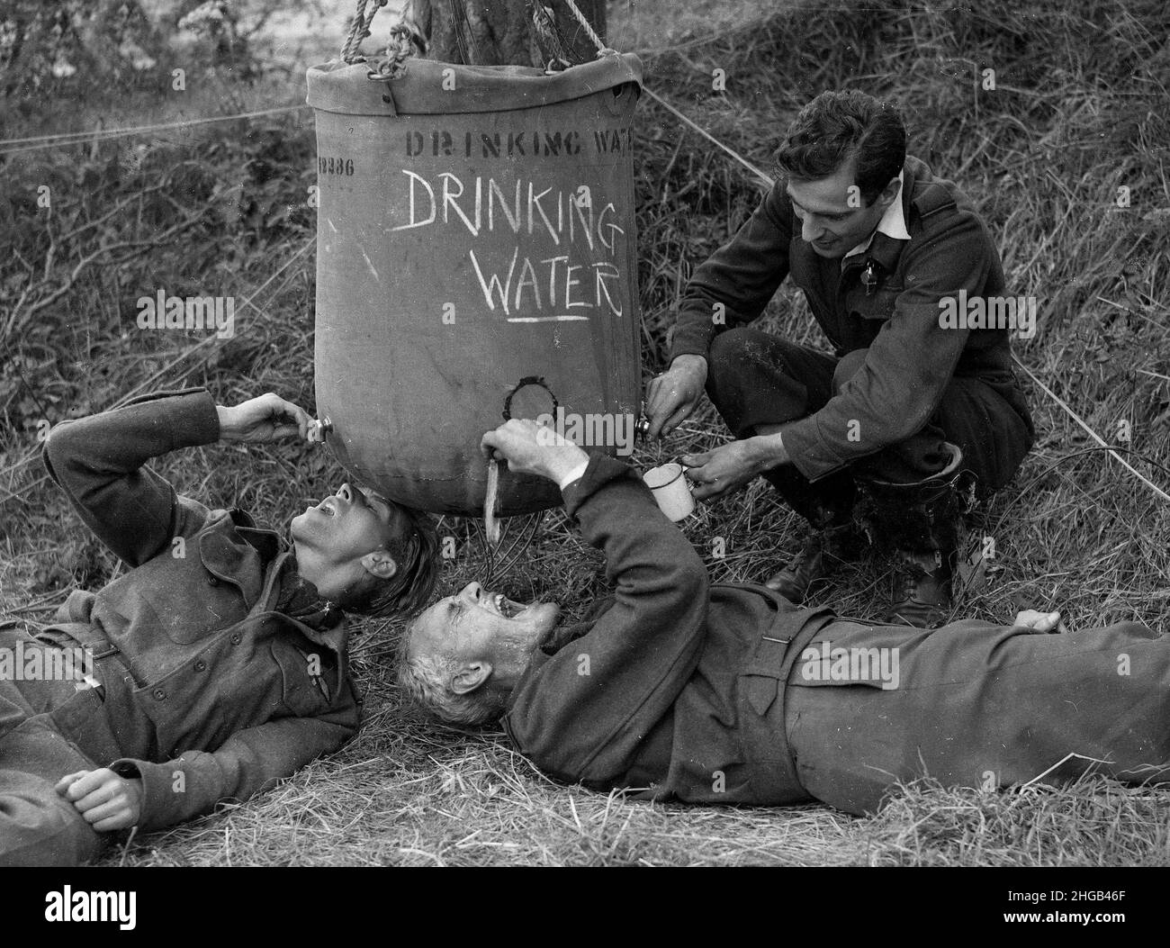 Nordfrankreich Weltkrieg zwei RAF-Männer trinken aus einem Feldwasserbehälter. GRÖSSERE DATEIEN AUF ANFRAGE ERHÄLTLICH Stockfoto