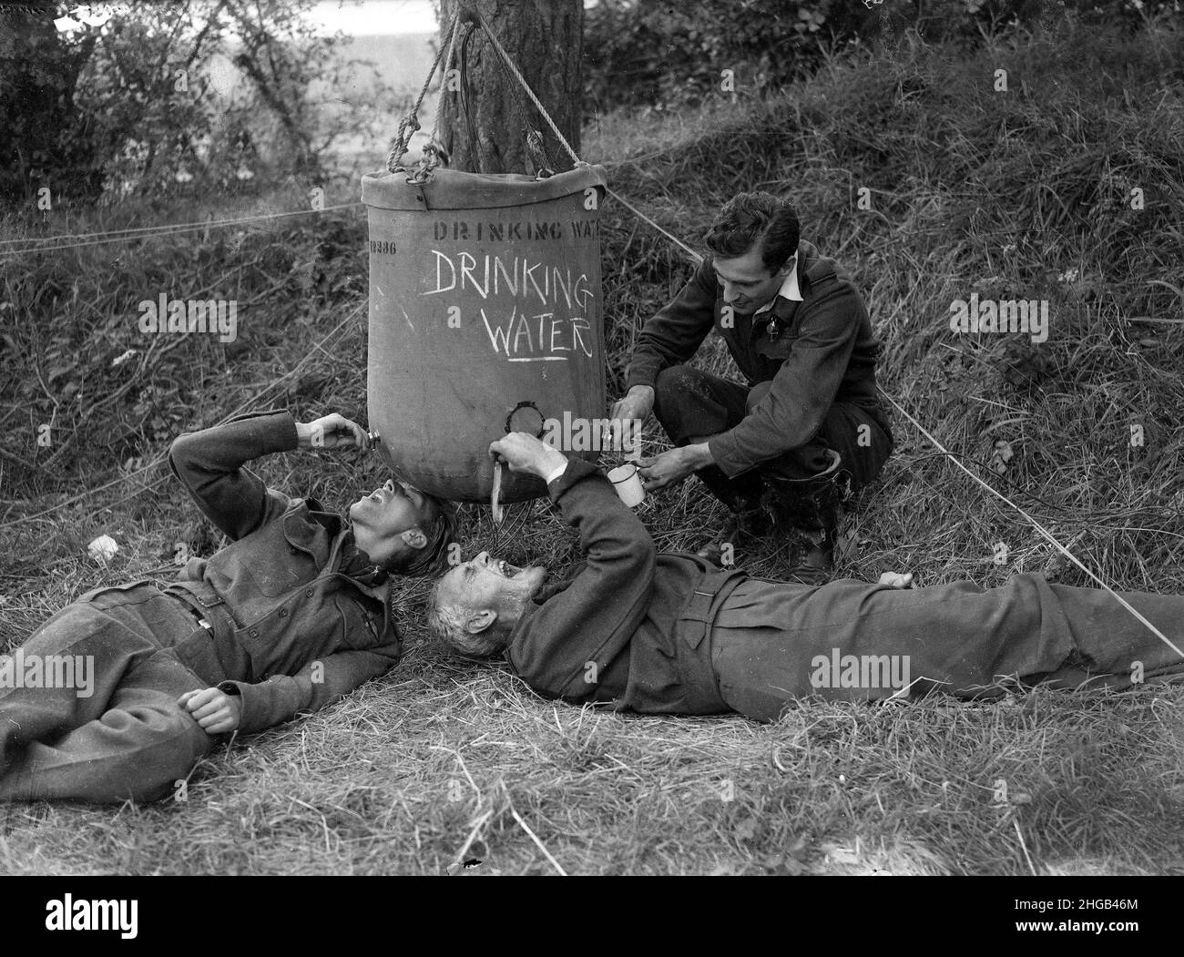 Nordfrankreich Weltkrieg zwei RAF-Männer trinken aus einem Feldwasserbehälter. GRÖSSERE DATEIEN AUF ANFRAGE ERHÄLTLICH Stockfoto