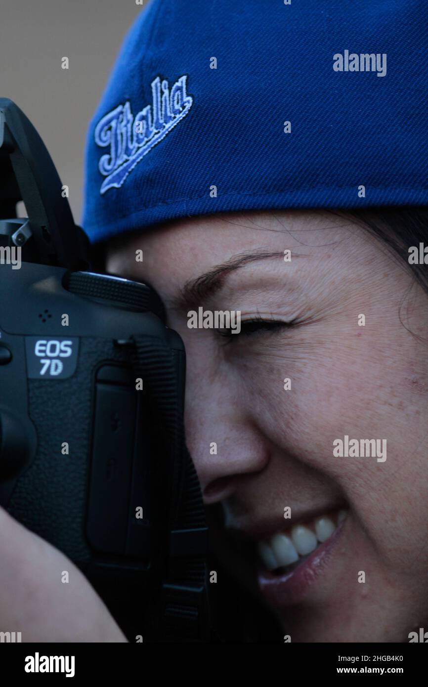 italienische Fotografin Frau mit blauer Kappe und Canon 7D Kamera, mujer fotografa italiana con gorra azul y camara Canon 7D , Mexico vs Italia, 2013 World Baseballspiel Classic, Estadio Salt River Field en Scottsdale, Arizona ,7 de marzo 2013...(© Foto by Luis Gutierrez) . . Stockfoto