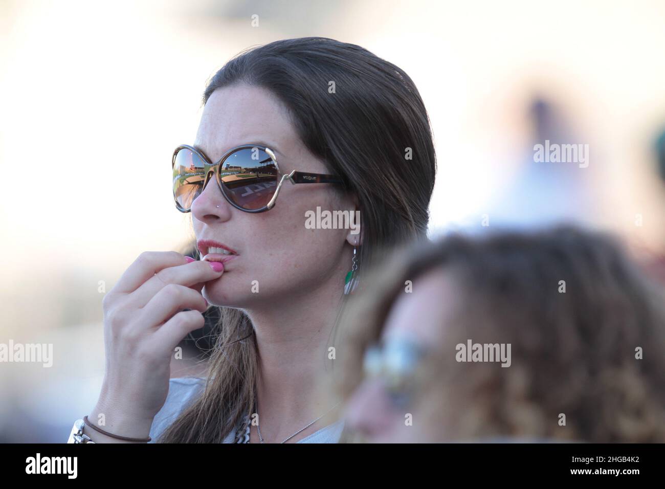 Blonde Frau Baseballfanatiker, mujer rubia fanatica del besbol. Mexiko vs Italia, 2013 World Baseballclassic, Estadio Salt River Field en Scottsdale, Arizona ,7 de marzo 2013...(© Foto von Luis Gutierrez) . . Lippen, Sonnenbrille, lentes de sol labios Stockfoto
