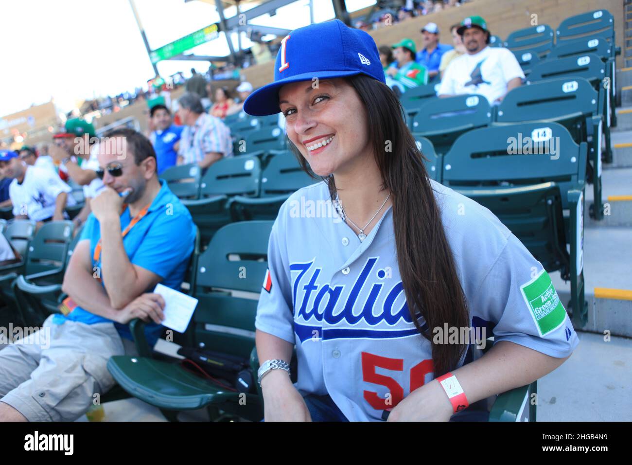 Eine schöne italienerin mit italien Pullover und Mütze, Una bella mujer italiana con Jersey y gorra de italia , Mexico vs Italia, 2013 World Baseballspiel Classic, Estadio Salt River Field en Scottsdale, Arizona ,7 de marzo 2013...(© Foto von Luis Gutierrez) Stockfoto