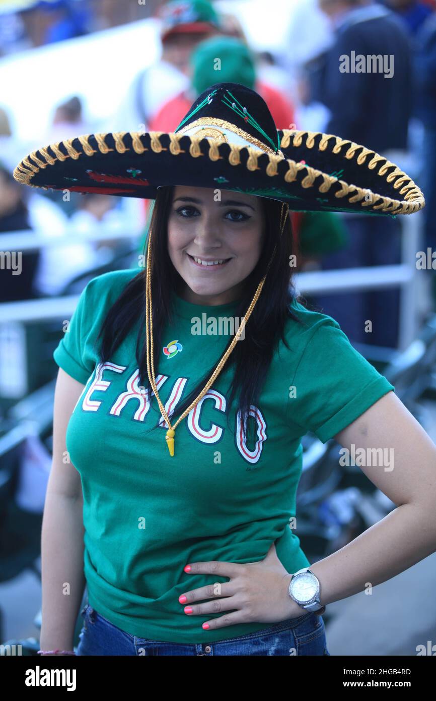 Eine weibliche Baseballfan trägt grün mit mexikanischen Charro-Hüten, Una mujer fanatica del bestbol viste de verde con sombreros de charro mexicano. Mexiko vs Italia, 2013 World Baseballclassic, Estadio Salt River Field en Scottsdale, Arizona ,7 de marzo 2013....(© Bild von Luis Gutierrez) Stockfoto