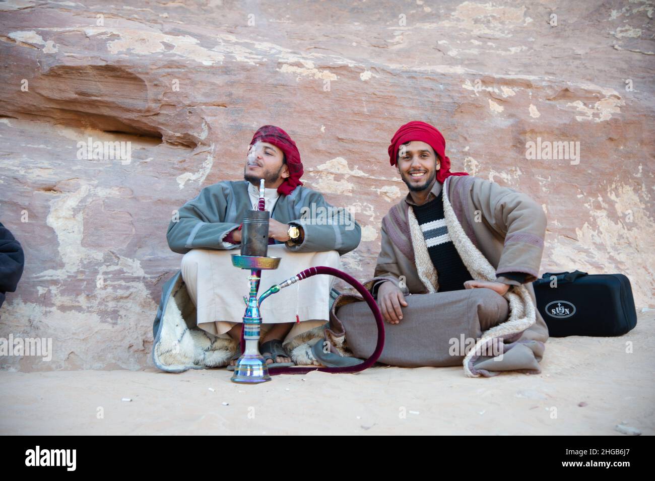 Zwei junge beduinenmänner rauchen Shisha im wadi rum jordan 25. dezember 2021 Stockfoto