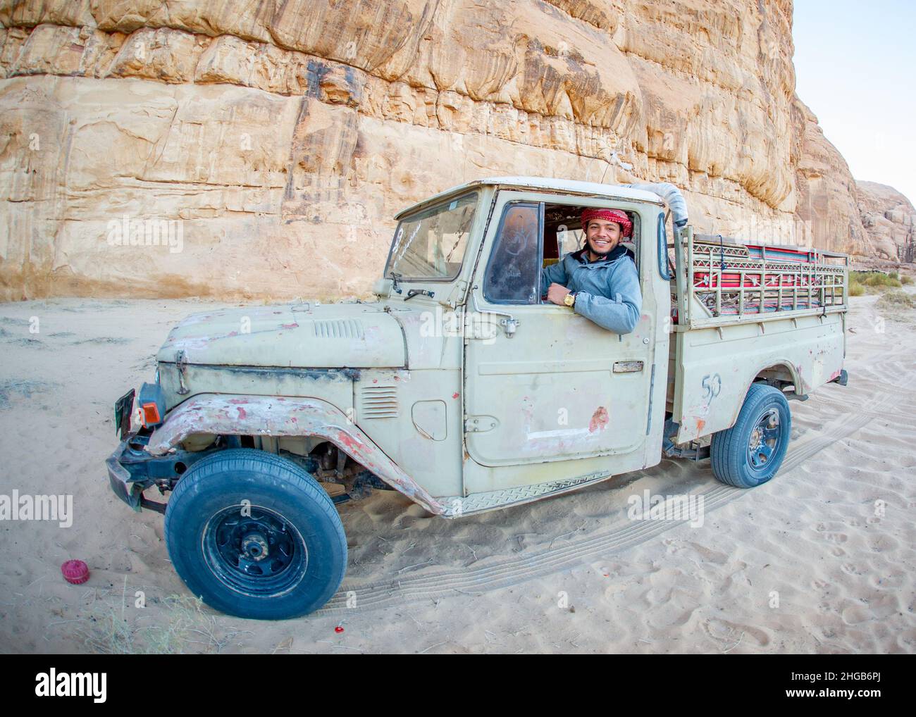 Ein Tag im Leben eines jungen Beduinenmannes, der am 25. Dezember 2021 in seinem Auto in der jordanischen Rummwüste Wadi vom Tourismus lebt Stockfoto