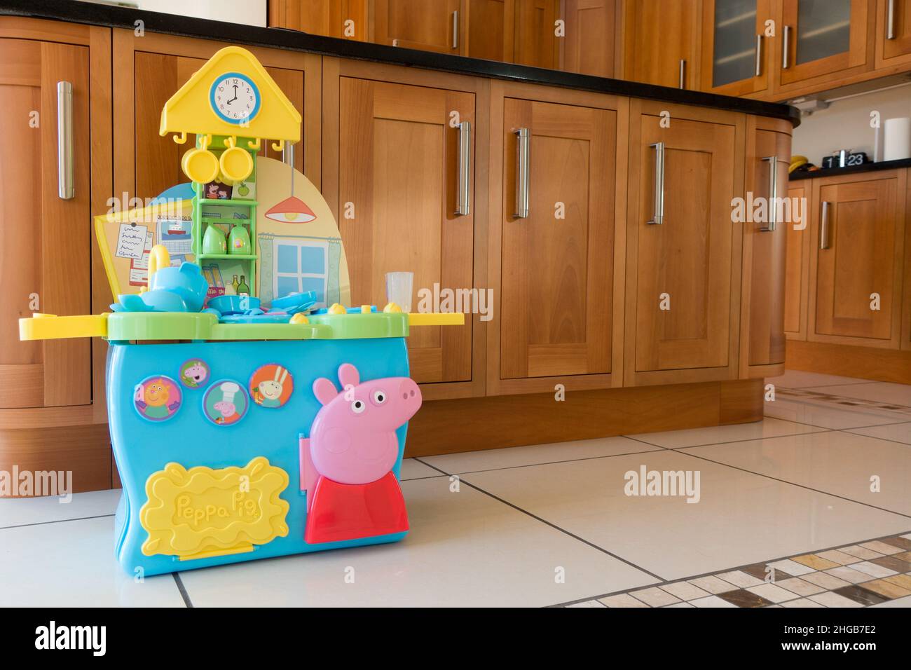 Peppa Pig Modell Küchenspielzeug in einer Hausküche Stockfoto