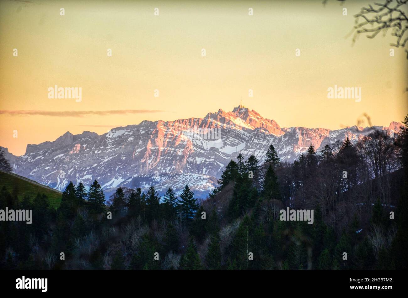 Dramatische Ansicht der santis in alpstein appenzell. Der Gipfel scheint in den letzten Sonnenstrahlen. Schnee in den Alpen Stockfoto