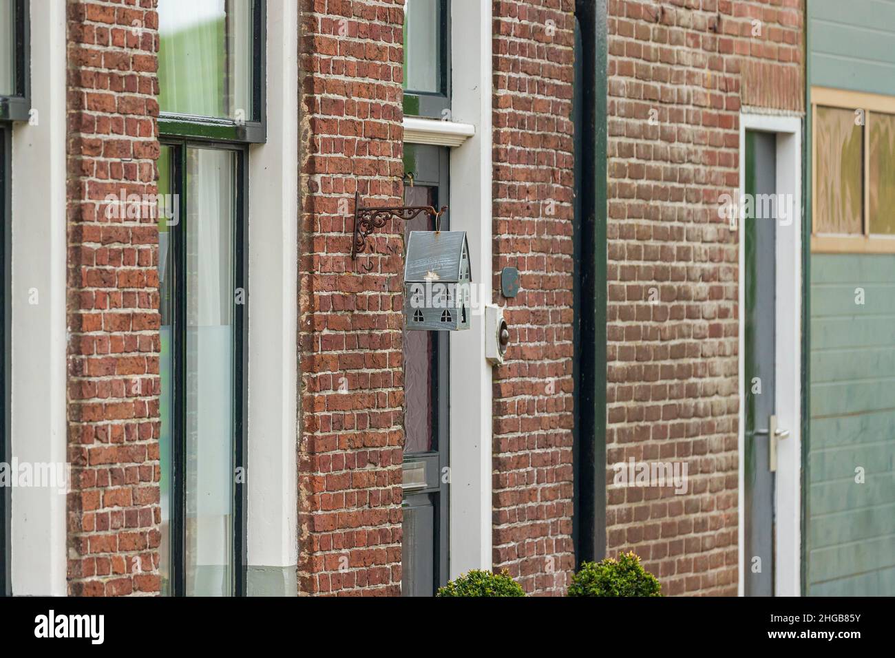 Zinn kleines Haus auf einem großen Haus als Briefkasten. Stockfoto