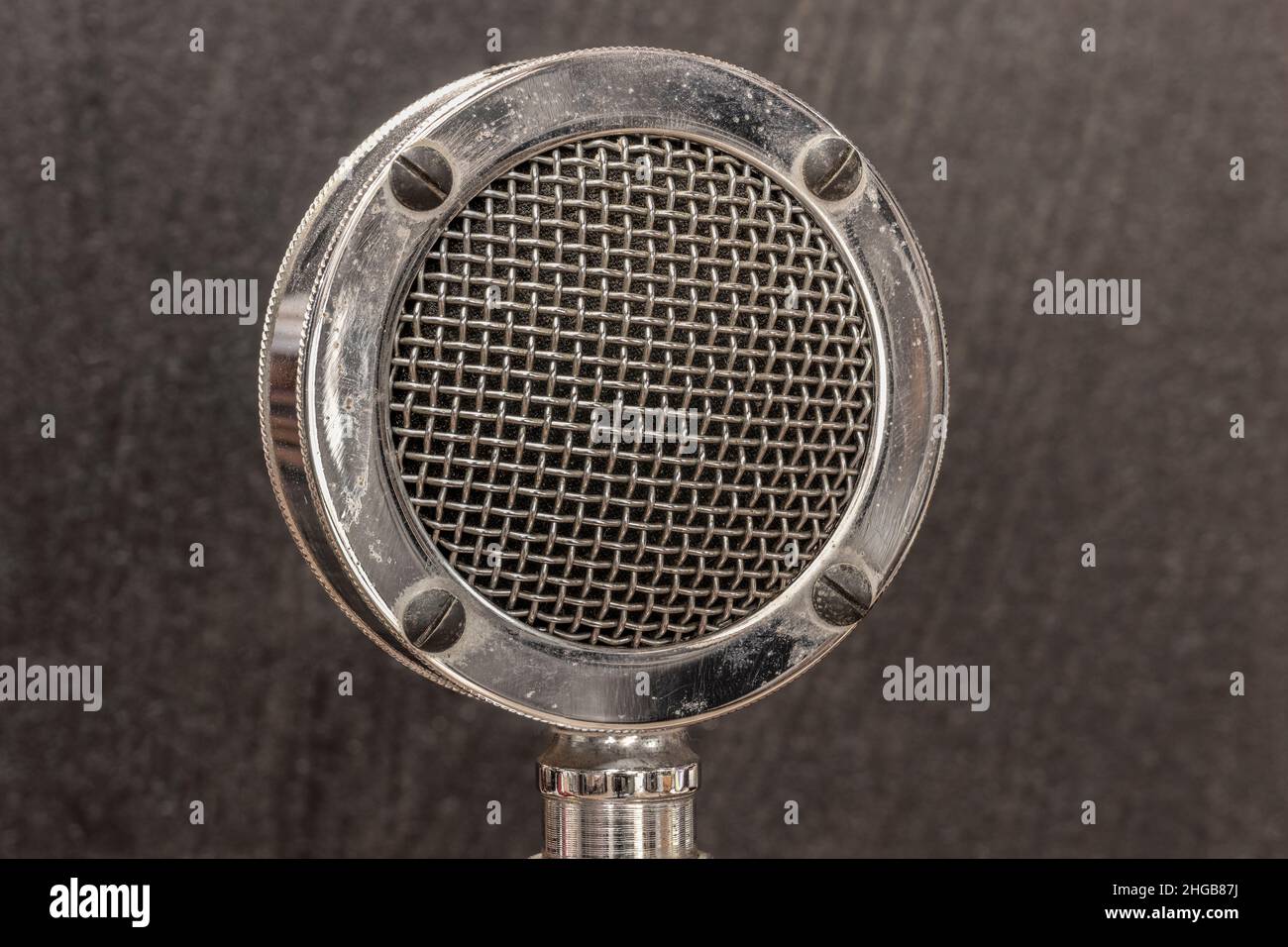Antikes Funkmikrofon in Chrom mit schwarzem Hintergrund. Stapelfokussierung oder Tiefenzusammensetzung. Stockfoto