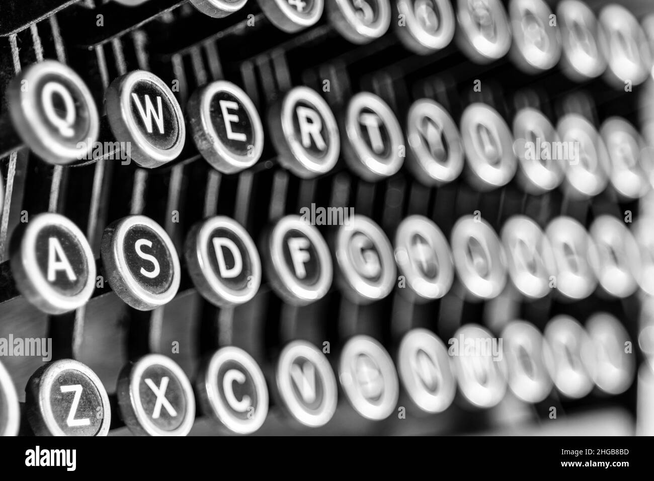 Antike Schreibmaschine mit traditionellen QWERTY-Schlüsseln. Vor dem SMS-Nachrichten verwendeten die Menschen Schreibmaschinen, um durch Schreiben von Briefen zu kommunizieren. Stockfoto