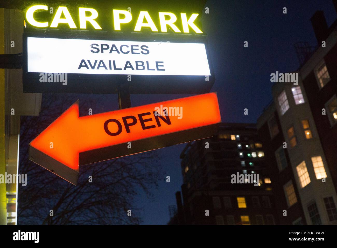 London, Großbritannien, 16. Januar 2022: Die Schilder geben an, dass Parkplätze verfügbar sind. Offen, aber zunehmend zentral gelegen ist London teuer zu fahren und zu parken. Dieses Auto Stockfoto