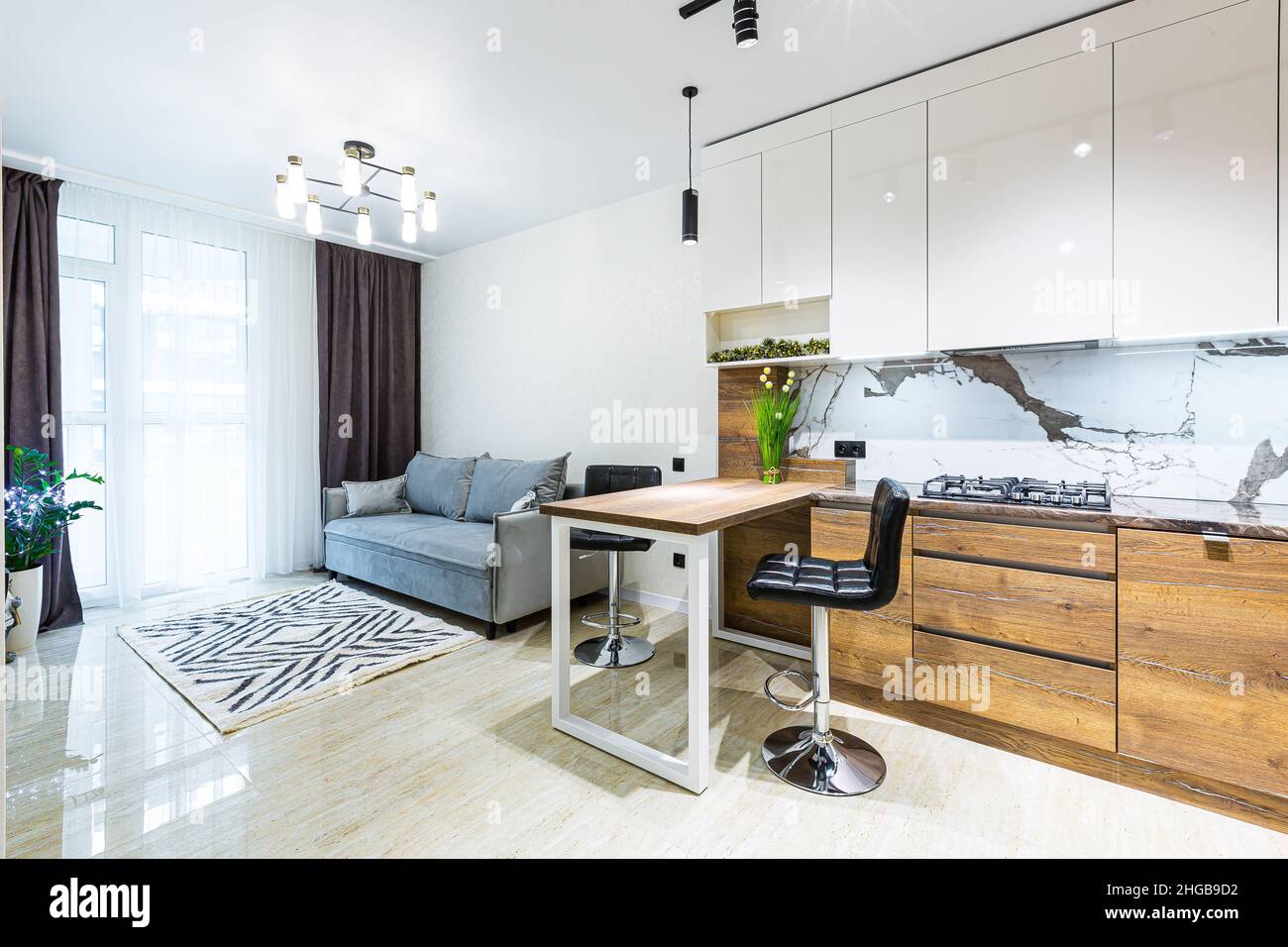 Moderne Holzküche in einer kleinen Wohnung, Wohnung Interieur Stockfoto