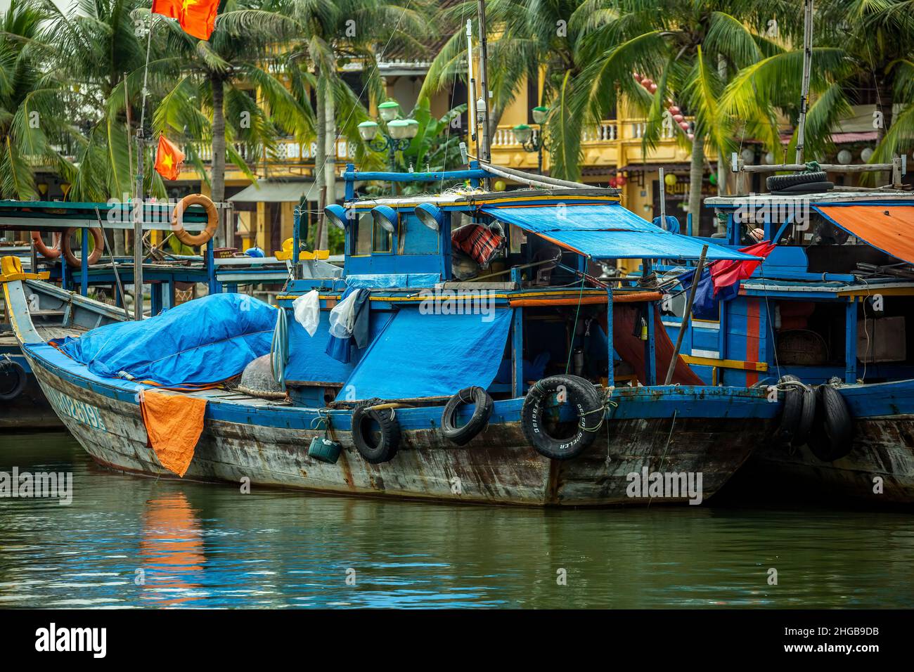 Fischerboote am Thu Bon Fluss, Hoi An, Vietnam Stockfoto