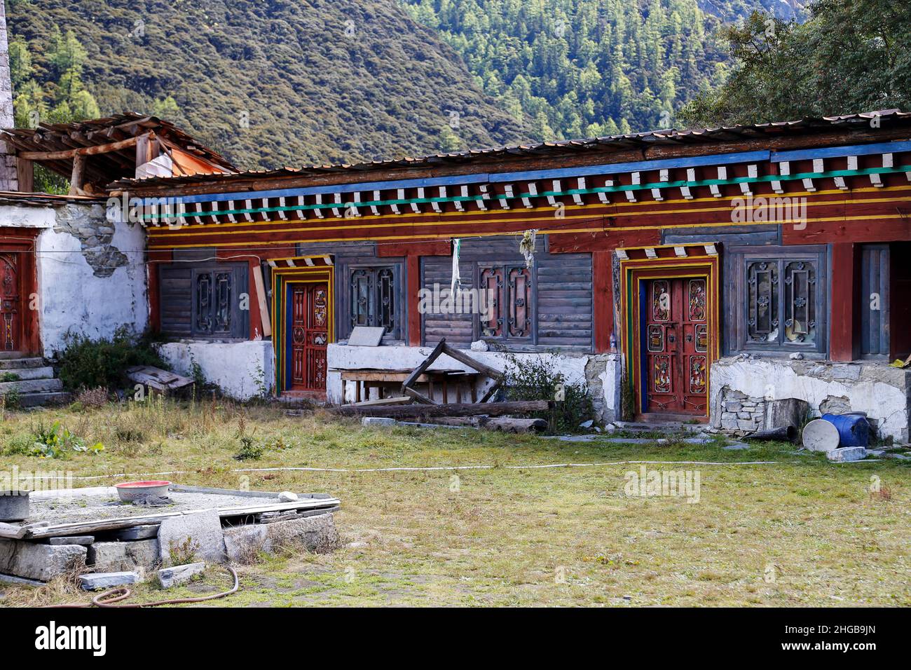 Ausrangierte Hof der traditionellen tibetischen Architektur Stil Stockfoto