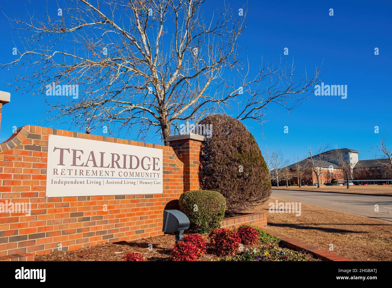 Oklahoma, 16 2022. JANUAR - Nahaufnahme des Zeichens von Tealridge Independent Living in Oklahoma Christian University Stockfoto