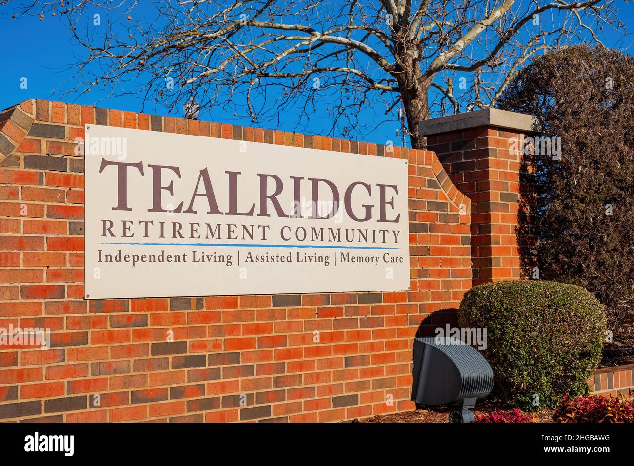 Oklahoma, 16 2022. JANUAR - Nahaufnahme des Zeichens von Tealridge Independent Living in Oklahoma Christian University Stockfoto
