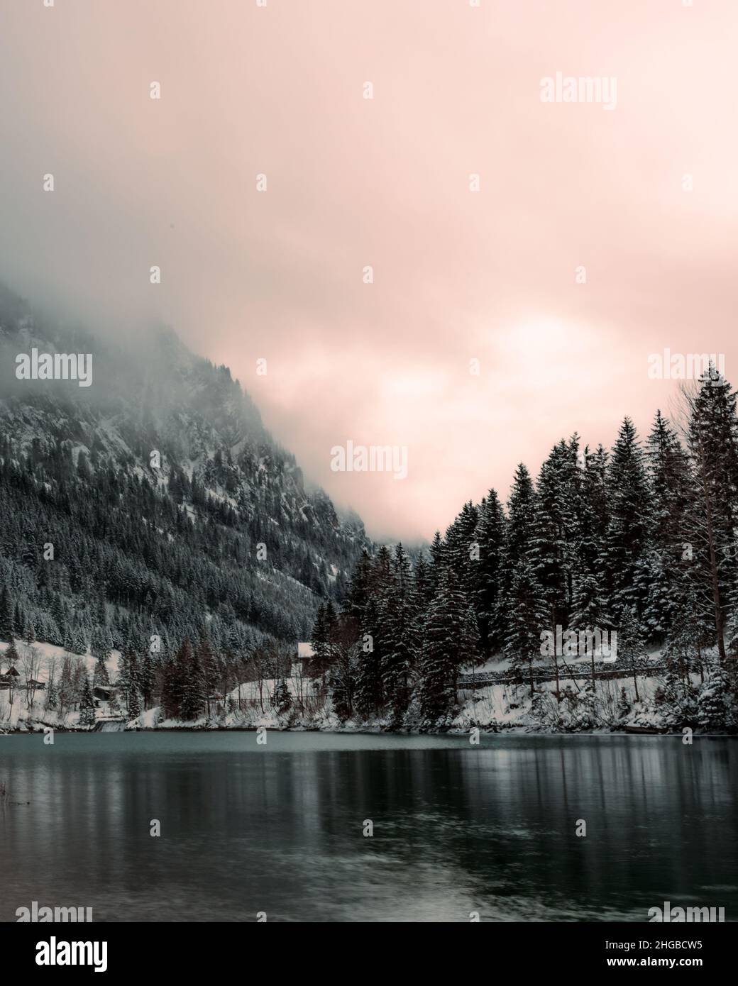 Winterlandschaft mit Bergsee in Österreich, Smog Himmel Stockfoto