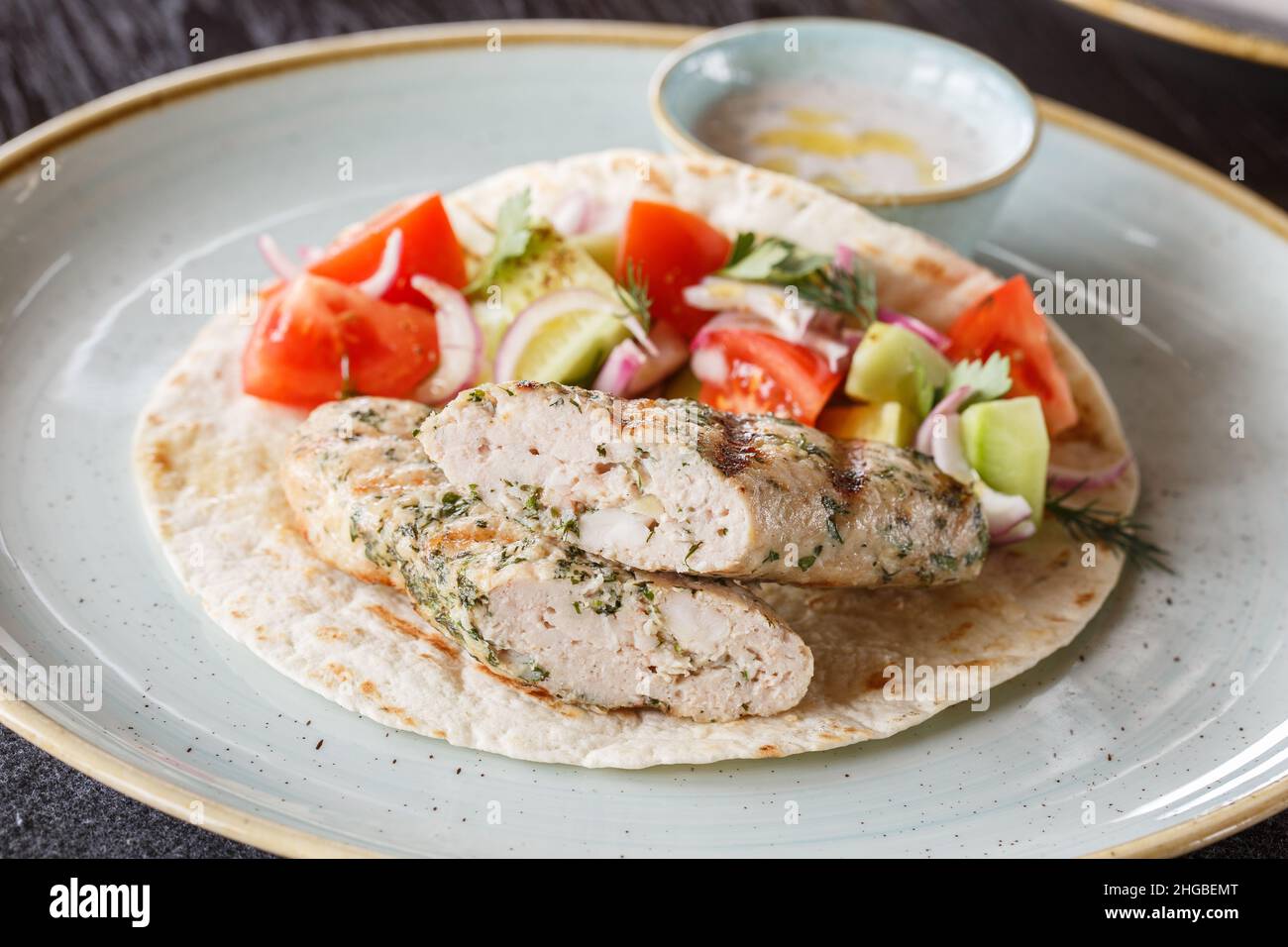 Gebratener Hähnchenkebab mit Garnelen. Stockfoto