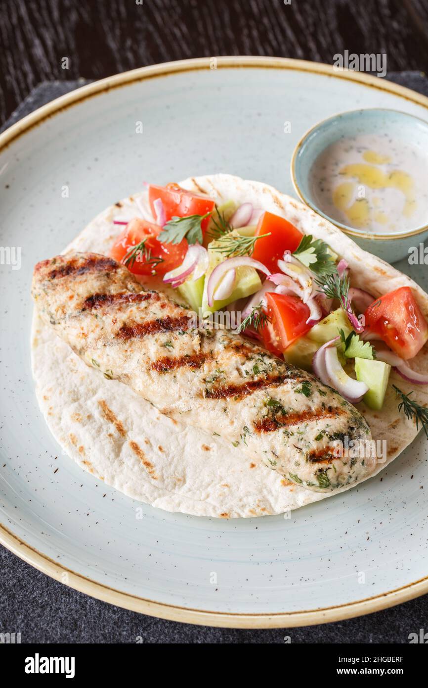Gebratener Hähnchenkebab mit Garnelen. Stockfoto
