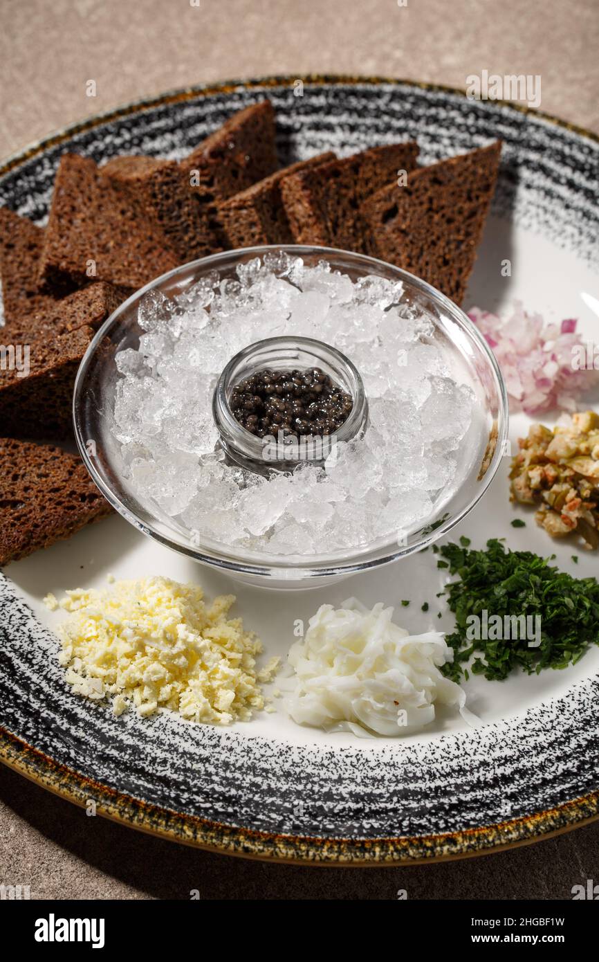 Schwarzer Kaviar mit Roggenbrotcroutons. Stockfoto