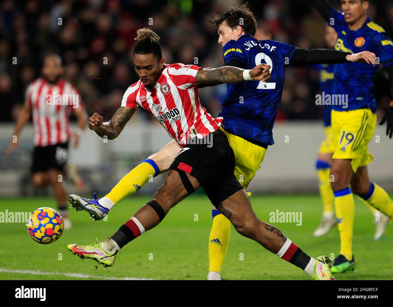 London, Großbritannien. 19th. Januar 2022: Brentford Community Stadium, London, England; Premier League Football Brentford gegen Manchester United; Ivan Toney von Brentford beim Schuss, während er von Victor Lindelof von Manchester United herausgefordert wurde Credit: Action Plus Sports Images/Alamy Live News Stockfoto