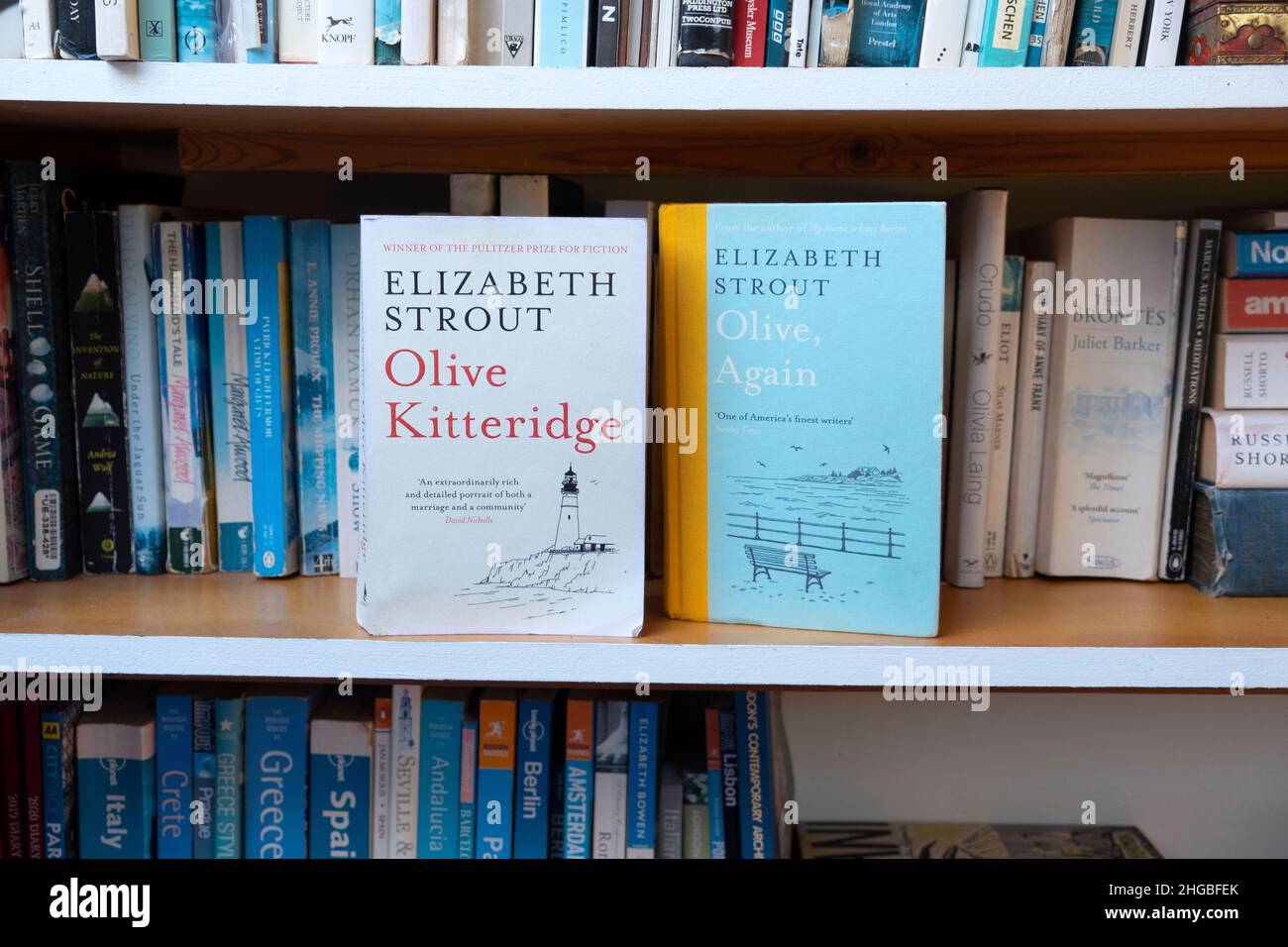 Elizabeth Strout amerikanische Romancier-Bücher im Bücherregal, Olive Kitteridge und Olive, wieder in Großbritannien KATHY DEWITT Stockfoto