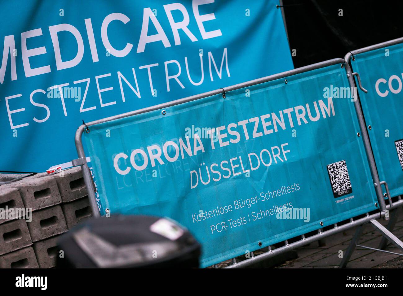 Düsseldorf, Deutschland. 19th Januar 2022. Ein Schild weist auf ein Medicare COVID-19 Testzentrum in der Düsseldorfer Altstadt, 19. Januar 2022. Kredit: dpa/Alamy Live Nachrichten Stockfoto