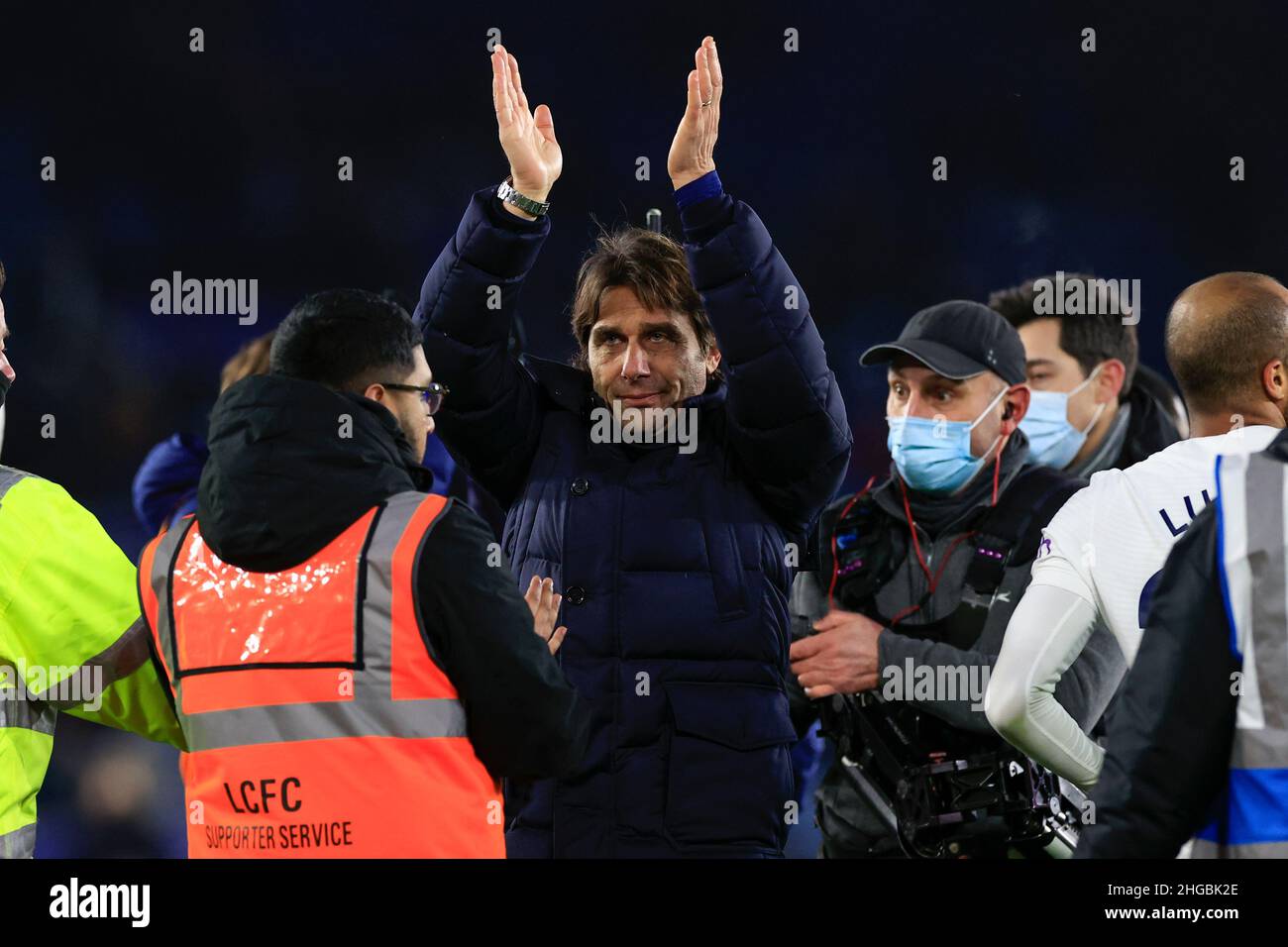 Antonio Conte, der Manager von Tottenham Hotspur, applaudiert am Ende des Spiels den Fans Stockfoto