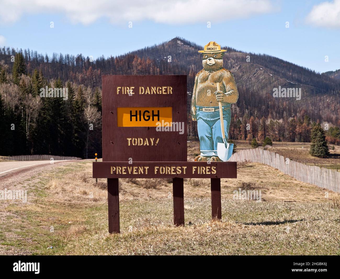 Smokey das Bärenwaldbrandschutzschild warnt Touristen am 12. April 2012 in Santa Fe, New Mexico, USA vor hoher Brandgefahr. Stockfoto