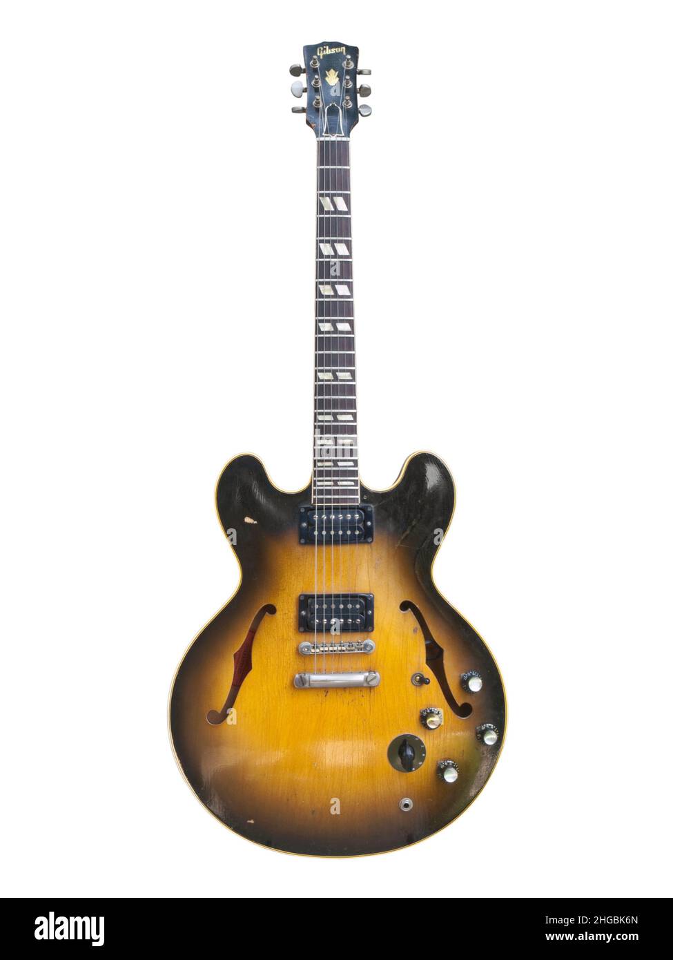 Illustratives redaktionelles Foto einer Vintage Gibson es 335 Hollow Body E-Gitarre mit weißem Hintergrund aus dem Jahr 1959 am 26. Juli 2009 in Los Angeles, CA. Stockfoto